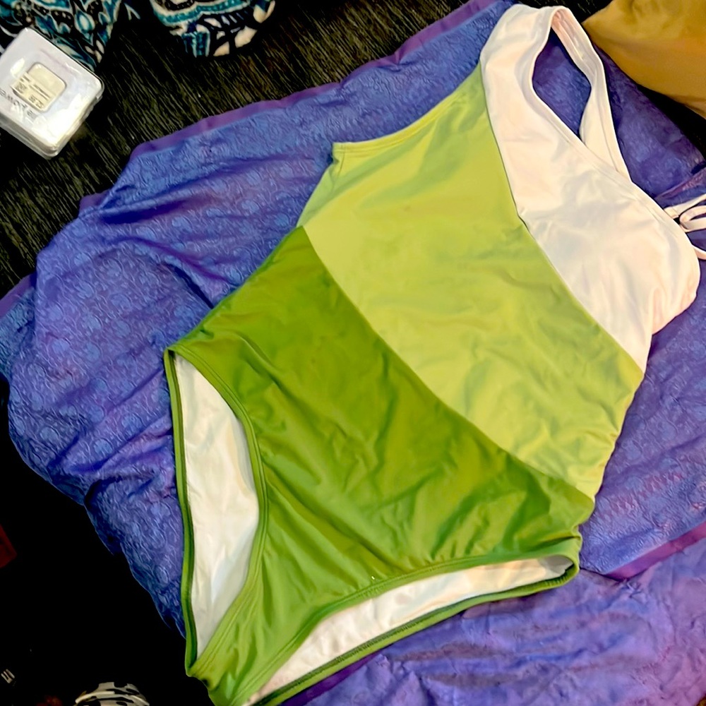Tri color swimwear with back slit